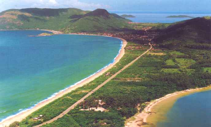 
Links de zee, rechts het Peri-meer
en bovenaan (het zuiden) Pantâno do Sul. 